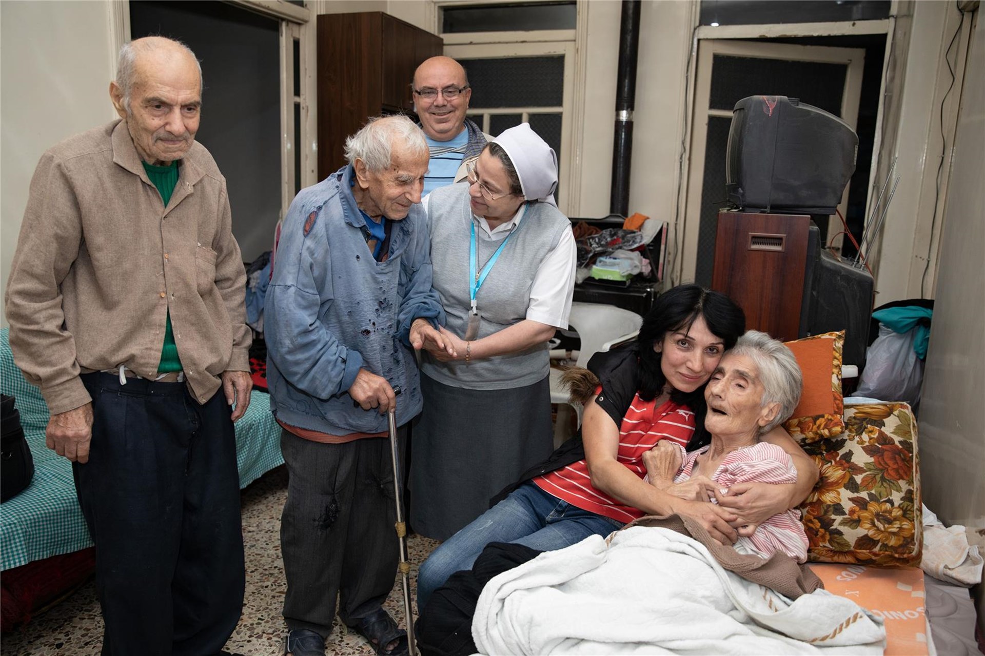 Schwester Annie (Mitte) unterstützt mit ihren Helferinnen und Helfern Arme, Alte und Kranke in Aleppo, Damaskus und Beirut.