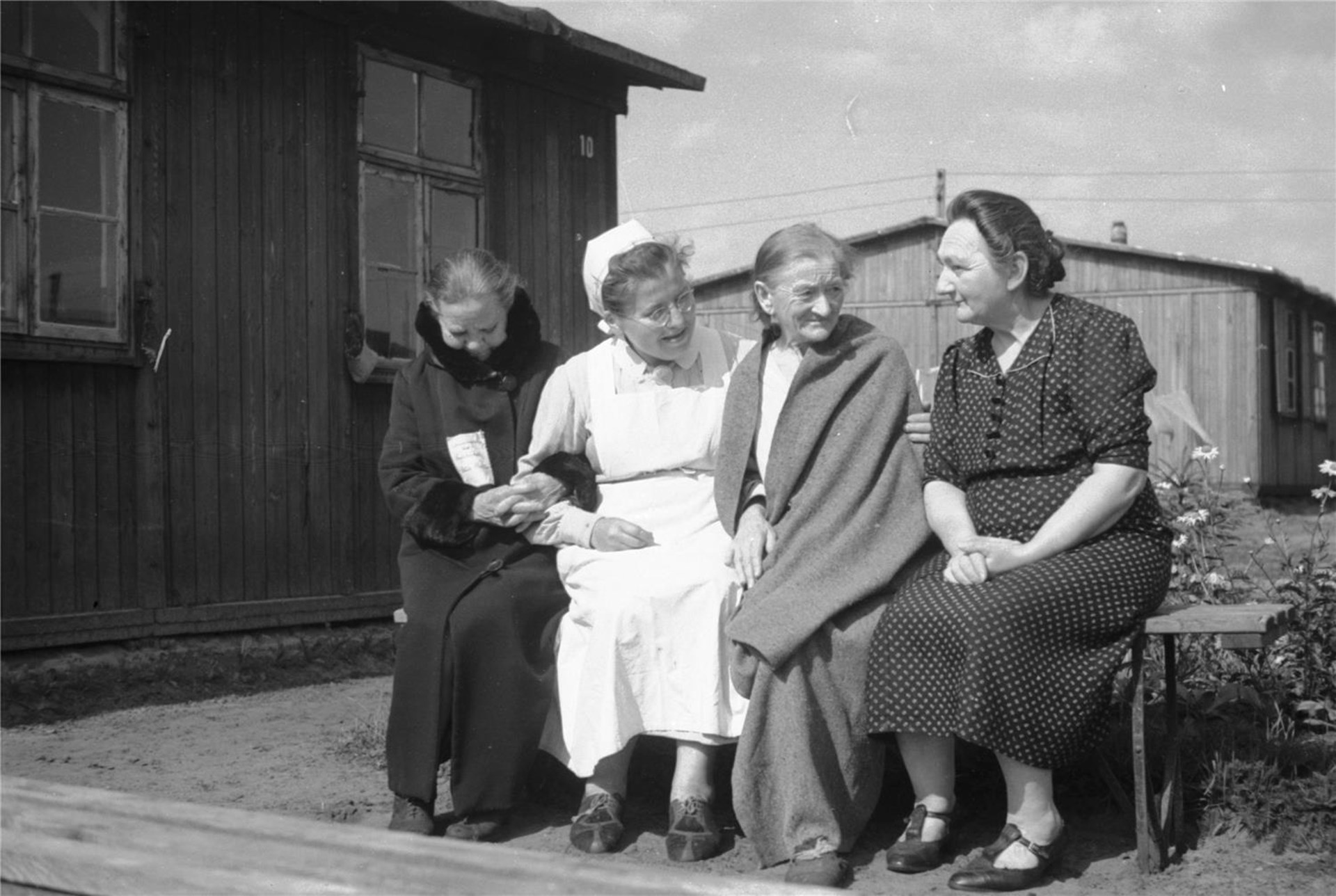 Vier heimatvertriebene Frauen, die im „Sozialwerk Stukenbrock“ untergebracht waren.