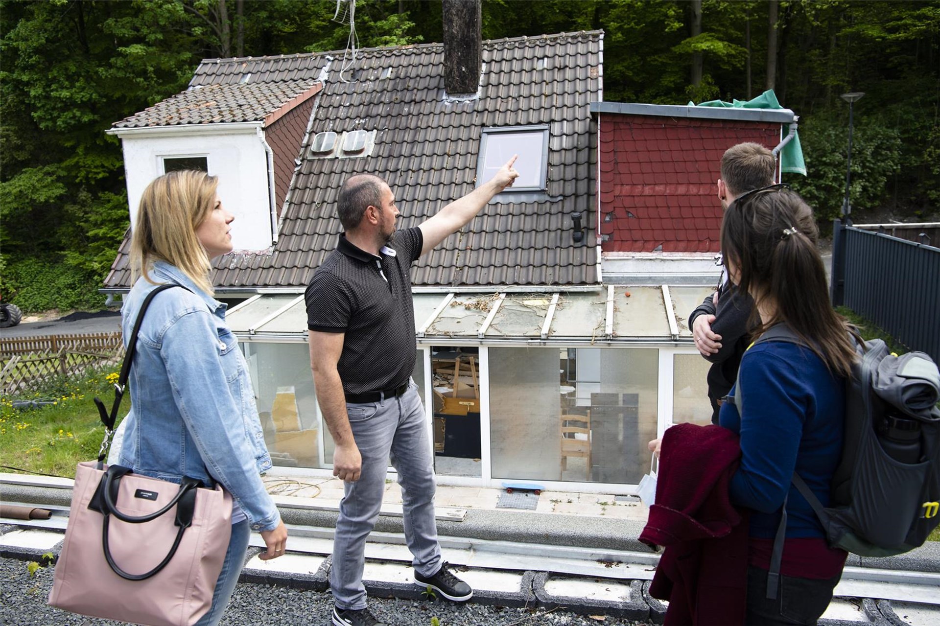 Caritas-Mitarbeiterin begutachtet Schäden am Haus