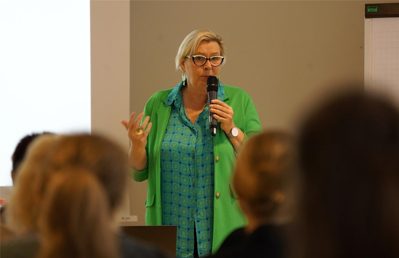Martina Kern (mit Mikro) beim Vortrag. 