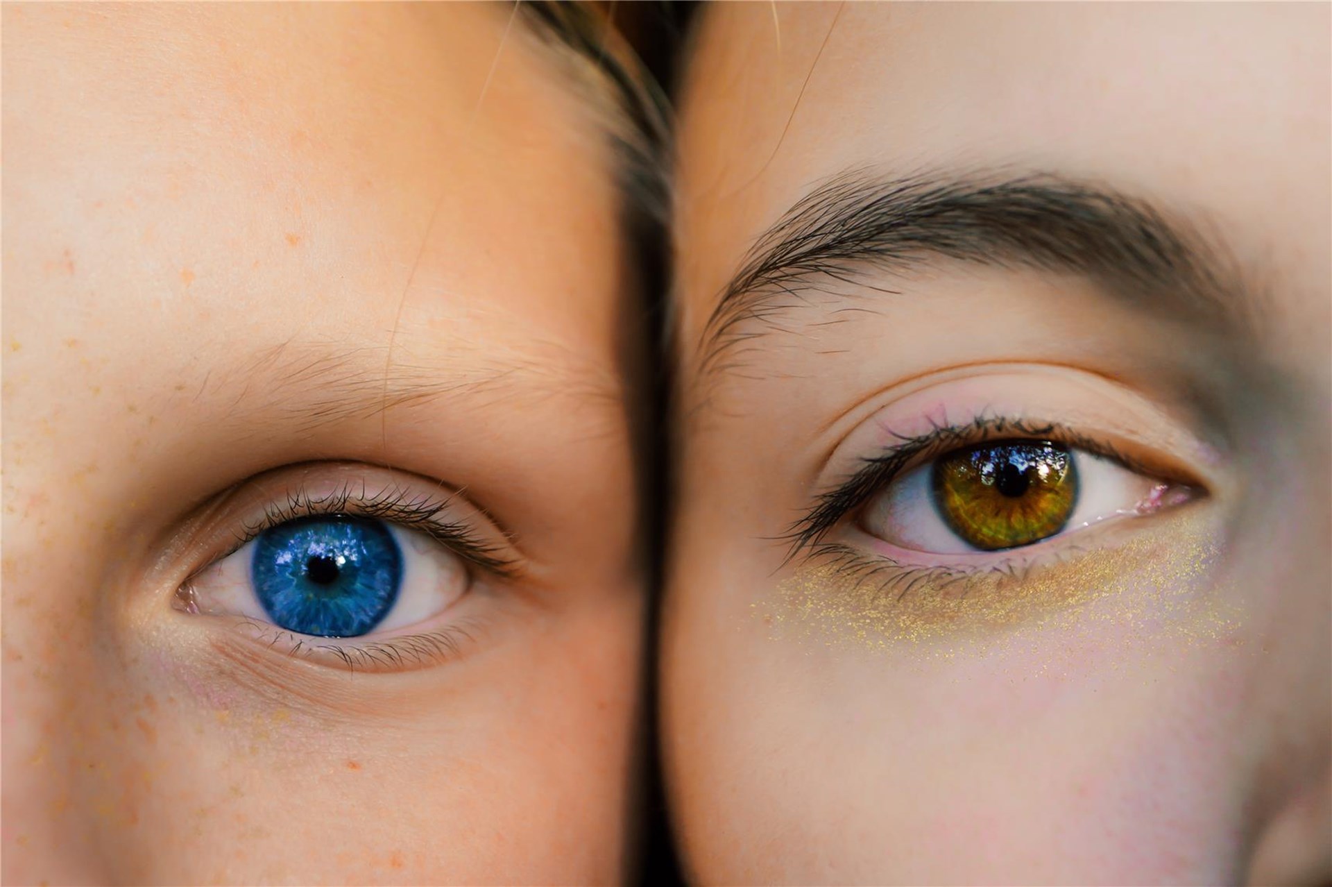 Motivbild: Vielfalt - zwei Gesichter in Nahaufnahme, Kopf an Kopf. Nur jeweils ein Auge ist sichtbar
