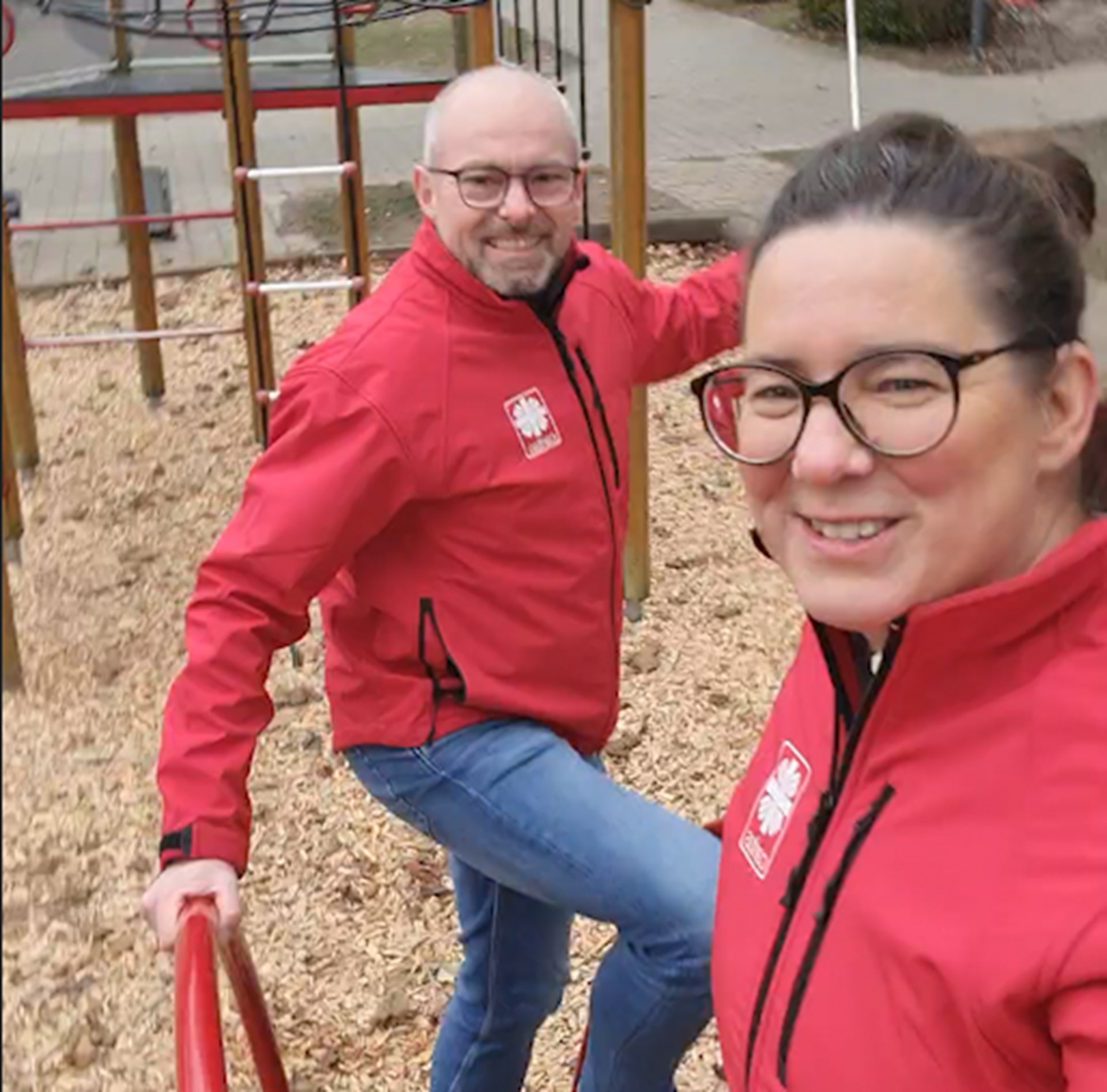 Die beiden Vorstände des Caritasverbandes für das Erzbistum Paderborn auf einen Spielplatz