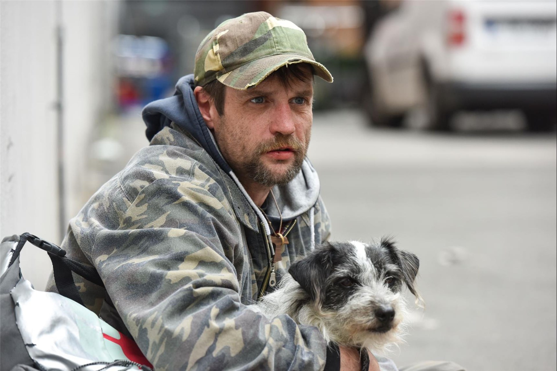 Wohnungsloser Mann mit Hund