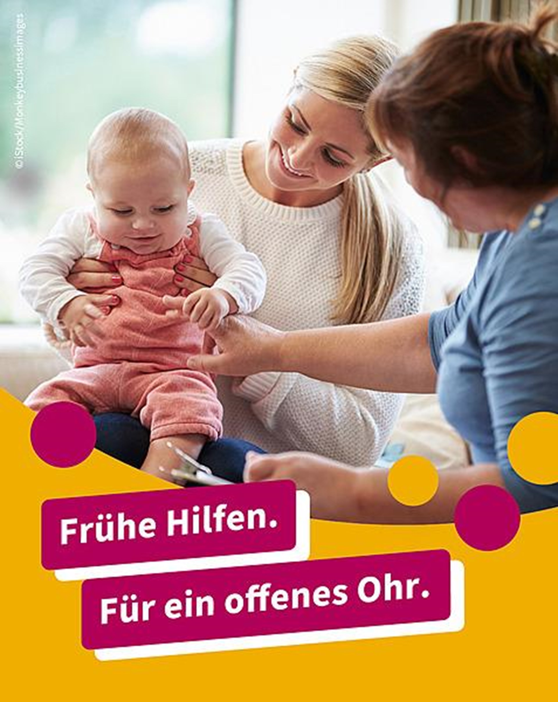 Frau mit Baby auf dem Arm