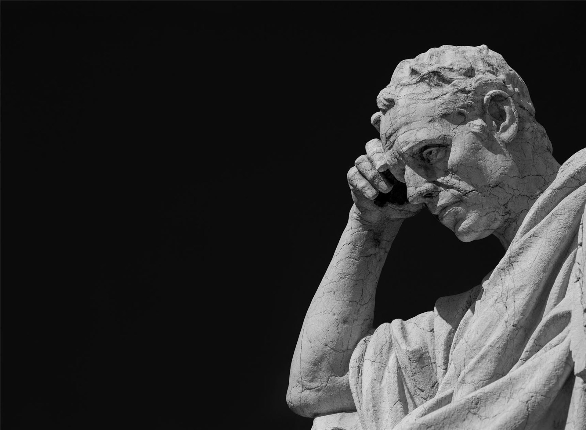 Denkmal: älterer Mann, nachdenkend