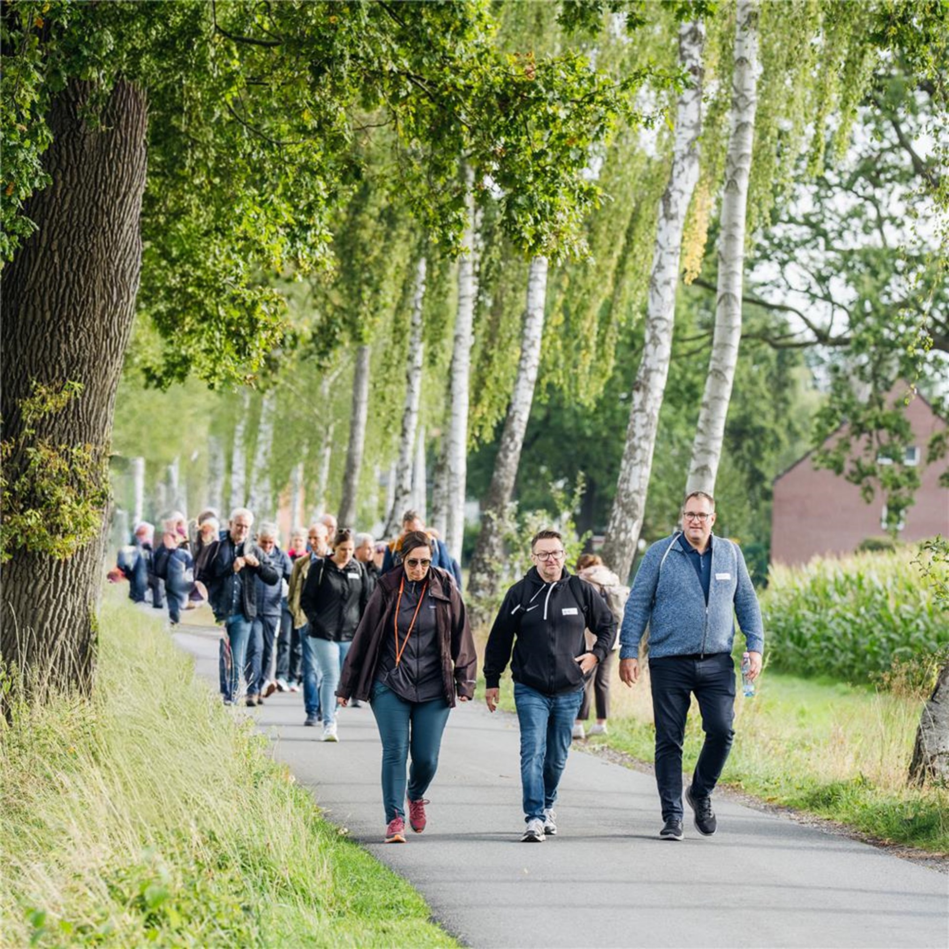 Die Teilnehmenden der Wanderung auf dem Brüningsweg in Gütersloh.