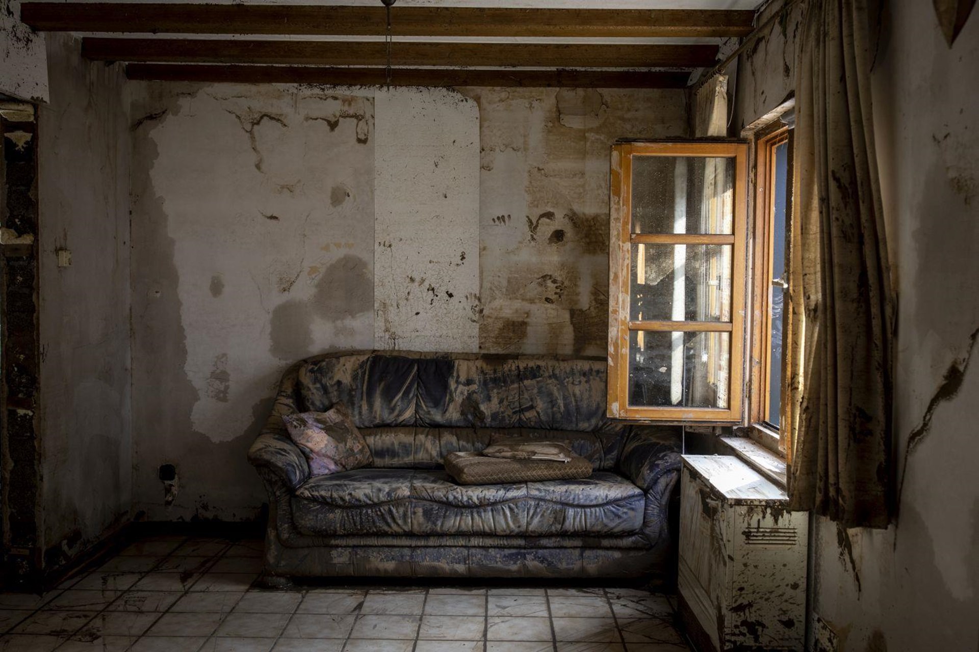 Sofa im Katastrophengebiet in Deutschland