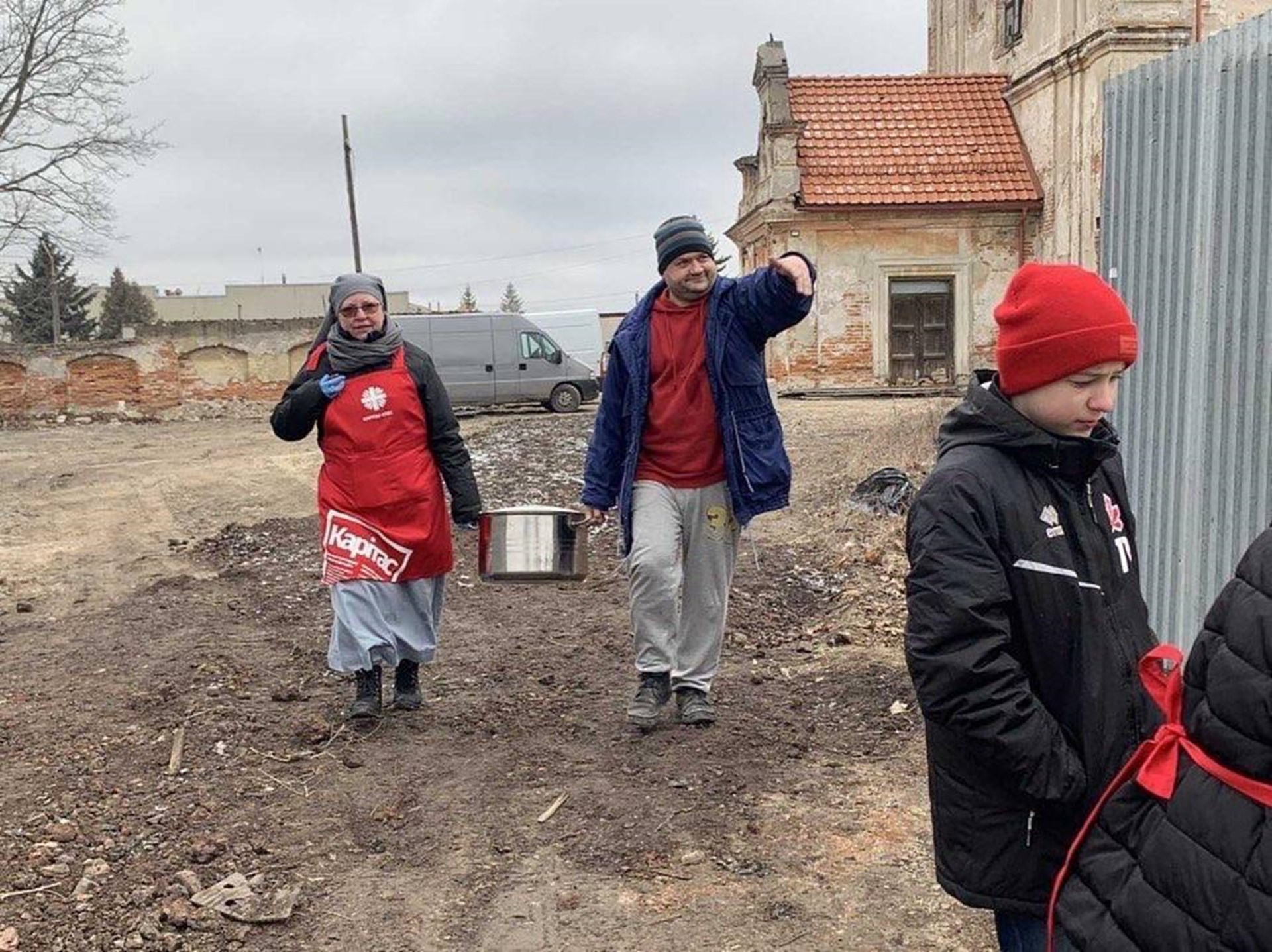 Caritas-Spes Lviv (Lemberg) organisiert Mahlzeiten für Menschen, die an der Grenze zu Polen in Rava-Ruska und Shehyni warten. Die Zentren von Caritas-Spes bieten den Flüchtlingen auch Unterkunft und S