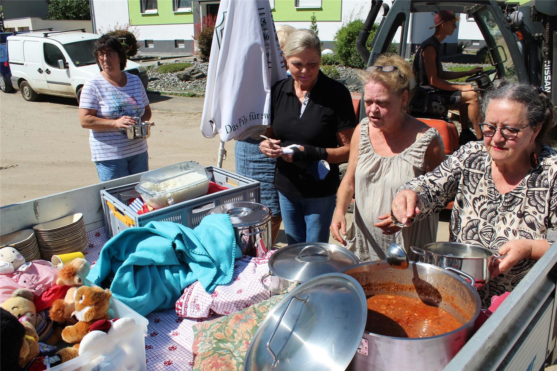 Bei Chili stärkten sich Anwohner der vom Hochwasser stark betroffenen Haardtstraße in Hagen-Hohenlimburg. Auch gespendete Kuscheltiere wurden verschenkt. Organisiert hatten die Aktion Mitglieder der ö