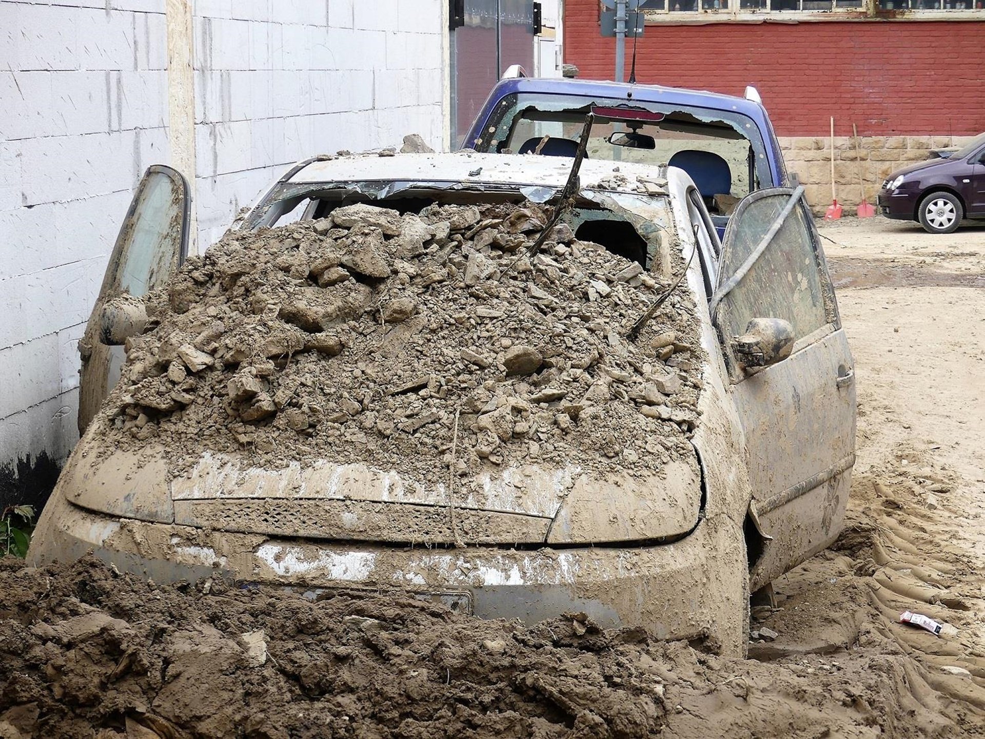 Autos wurden durch das Hochwasser völlig zerstört.