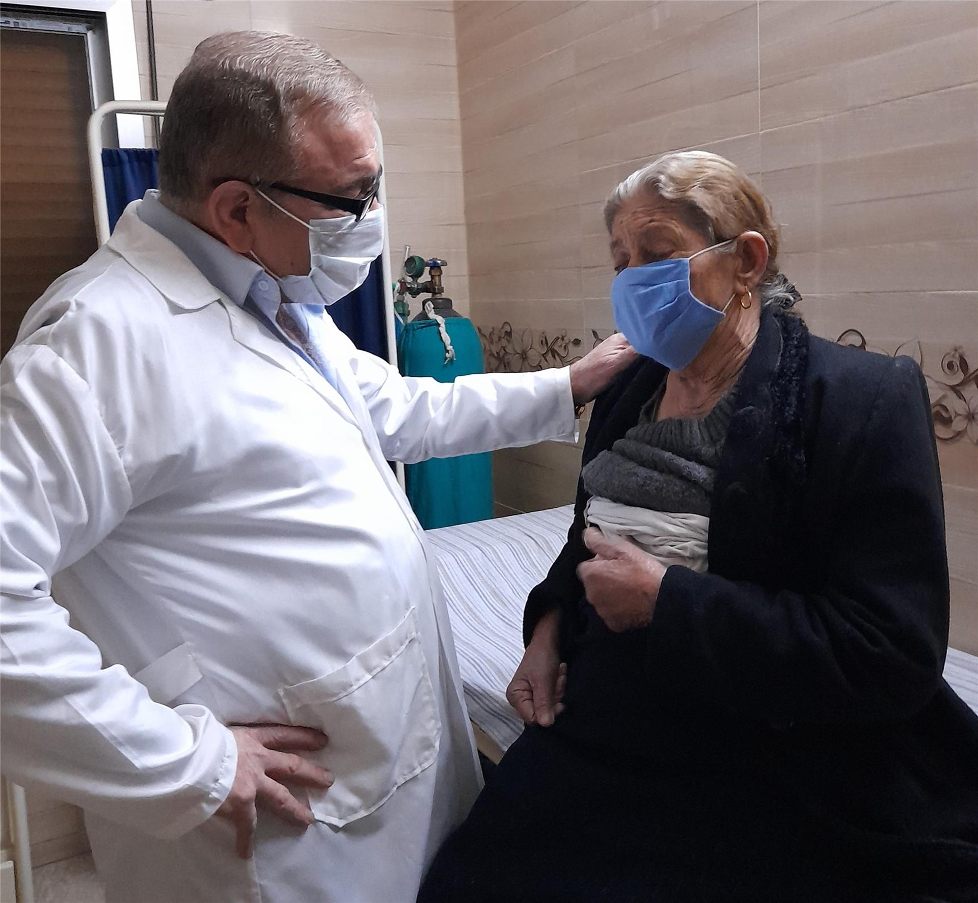 Arzt mit älterer Patientin