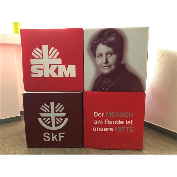 https://www.caritas-paderborn.de/cms/contents/caritas-paderborn.de/medien/bilder/aktuell--presse/pressefotos/2021/skf-skm/homepage_skf_skm_wuerfel.jpg?w=600&h=600&e=y&k=y&c=-1